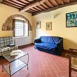 Cosy In Tuscany With Shared Swimming Pool *