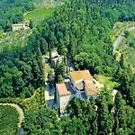Cosy In Tuscany With Shared Swimming Pool