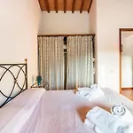 Cosy In Tuscany With Shared Swimming Pool *