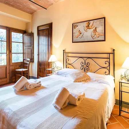 Cosy In Tuscany With Shared Swimming Pool
