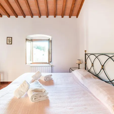 Cosy In Tuscany With Shared Swimming Pool
