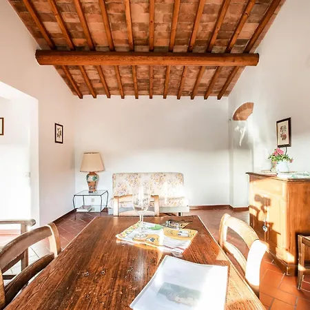Cosy In Tuscany With Shared Swimming Pool *